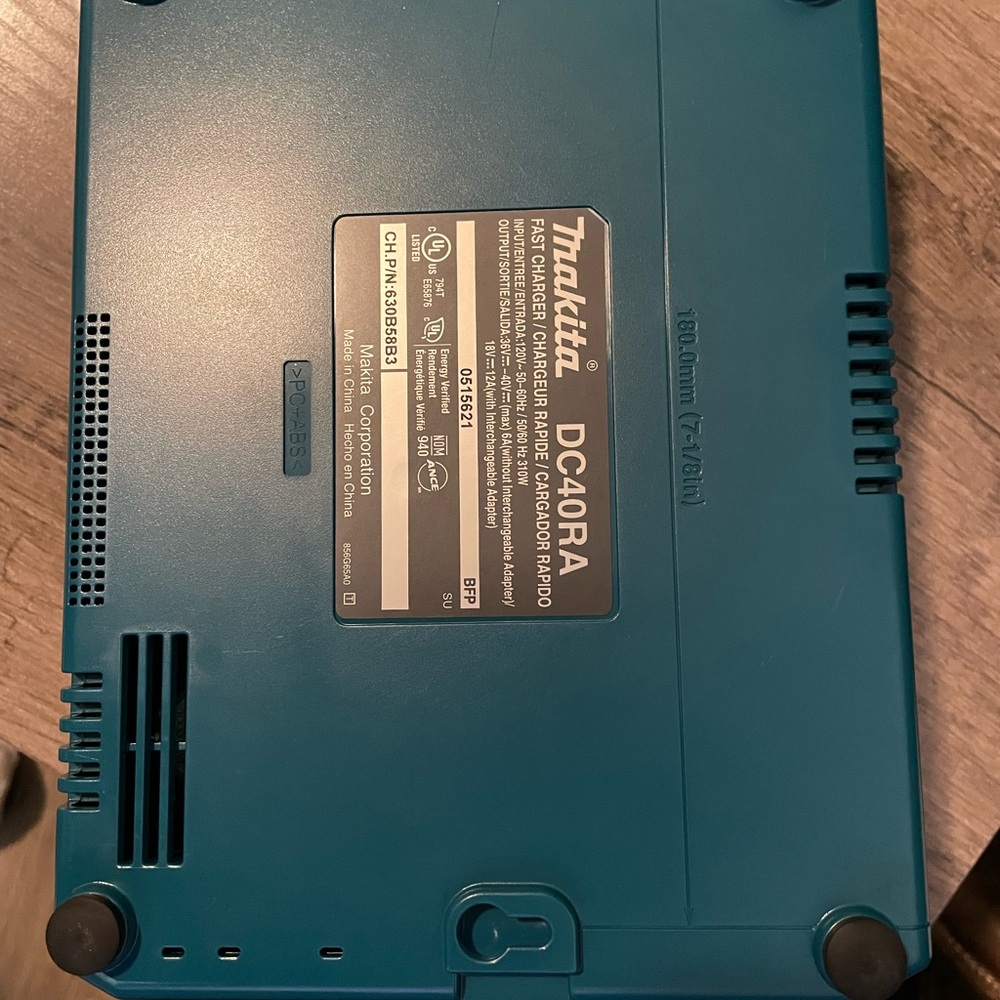 Makita DC40RA Fast Charger Blue